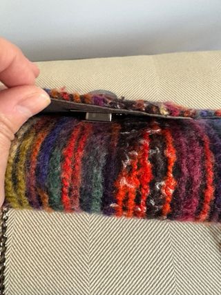 Bolso de mano multicolor con cadena