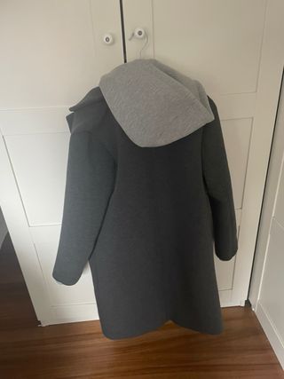 Abrigo largo gris con capucha ZARA