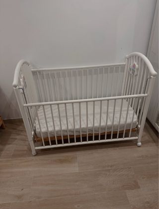 Cuna de bebé blanca con colchón