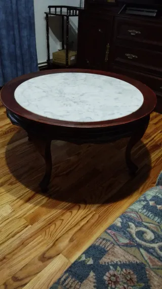 Mesa redonda de madera y mármol