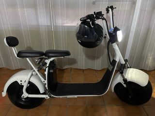 Moto Eléctrica Blanca con Accesorios