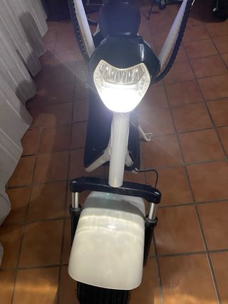 Moto Eléctrica Blanca con Accesorios
