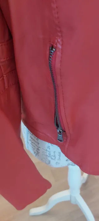 Chaqueta de cuero roja