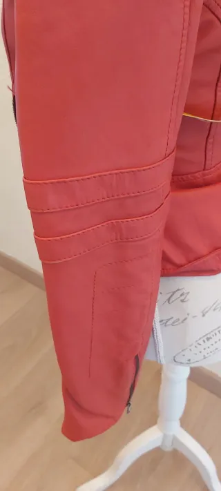 Chaqueta de cuero roja