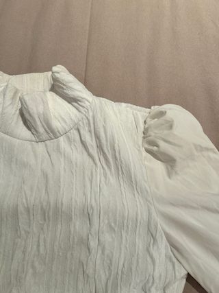 Blusa blanca cuello alto manga abullonada