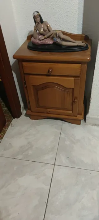 Mesita de noche de pino con figura