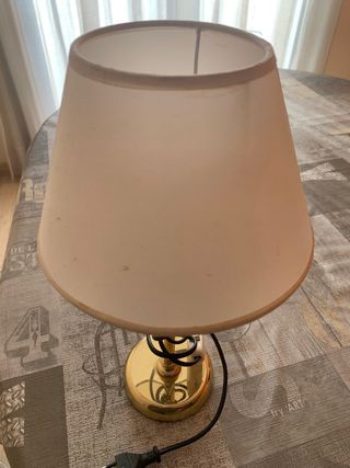 Lámpara de mesa dorada y blanca