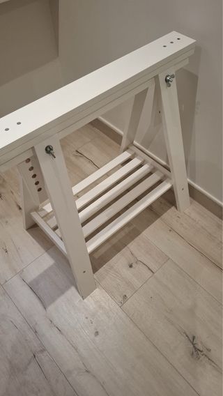 Escritorio madera maciza y patas blancas