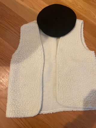 Boina Negra y Chaleco Blanco