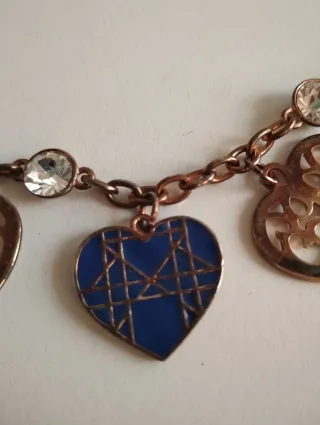 Collar con abalorios en forma de corazones