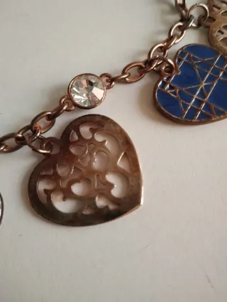 Collar con abalorios en forma de corazones