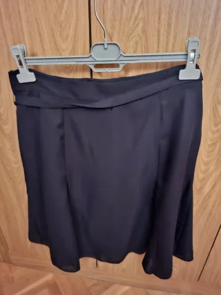 Falda negra con cinturón