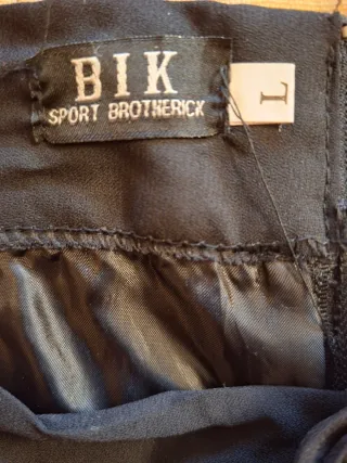 Falda negra con cinturón