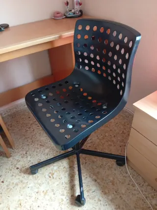 Silla de oficina negra con ruedas