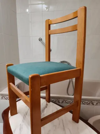 Silla de madera robusta con asiento de tela