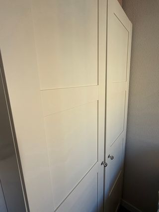 Armario blanco de madera