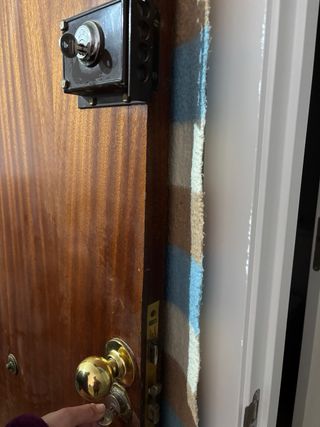 Puerta de entrada de madera