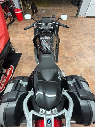 BMW F 800 ST Negra con Maletas
