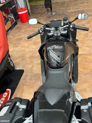 BMW F 800 ST Negra con Maletas