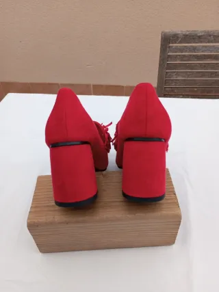Zapatos de tacón rojos con flecos