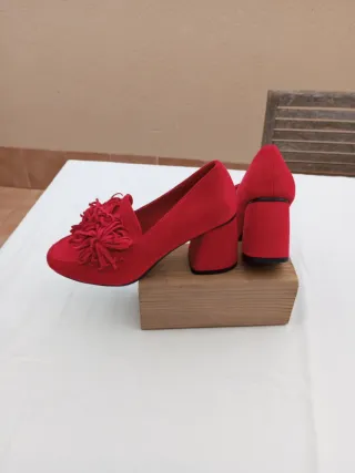 Zapatos de tacón rojos con flecos