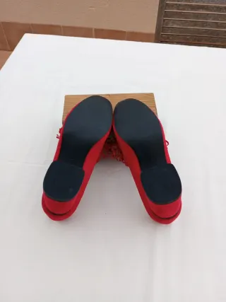 Zapatos de tacón rojos con flecos