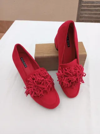 Zapatos de tacón rojos con flecos