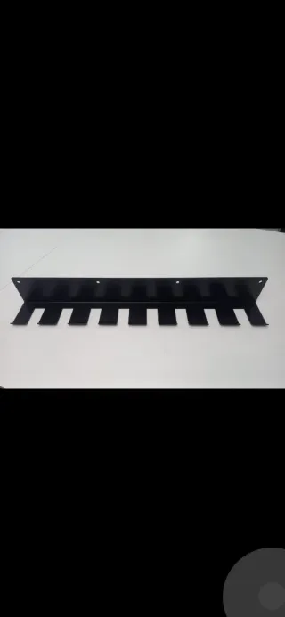 Soporte metálico negro para pared