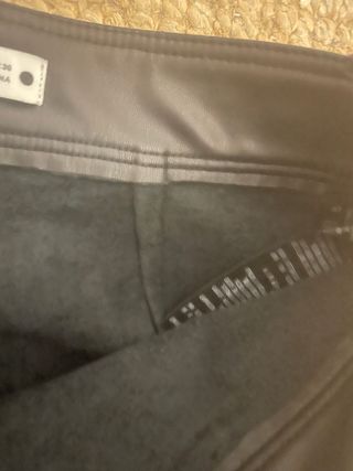 Pantalón efecto piel negro