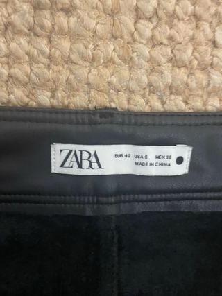 Pantalón efecto piel negro