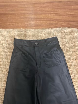 Pantalón efecto piel negro