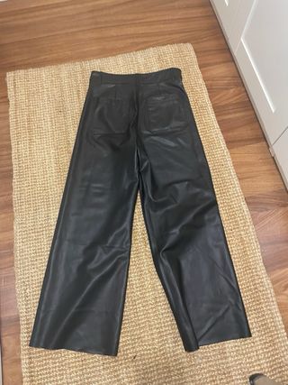 Pantalón efecto piel negro