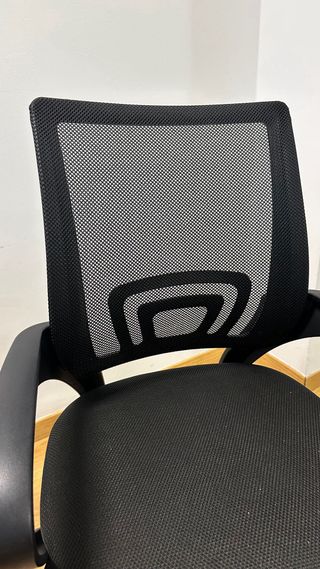 Sillas de oficina ergonómicas negras.