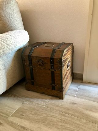 Arcón de madera con detalles metálicos