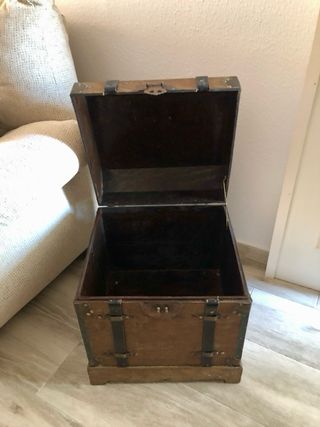 Arcón de madera con detalles metálicos