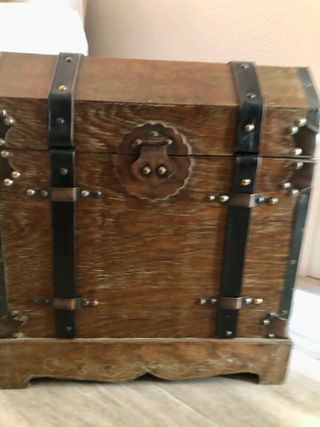 Arcón de madera con detalles metálicos