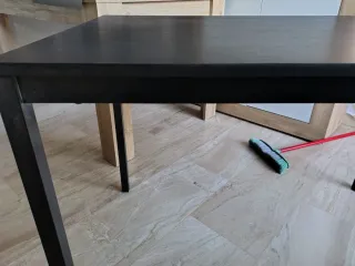 Mesa de comedor negra y marrón