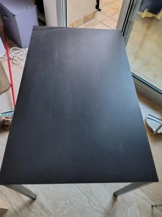 Mesa de comedor negra y marrón