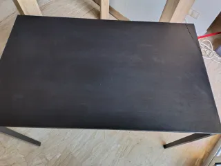 Mesa de comedor negra y marrón