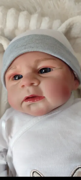 Bambola Reborn  con cappellino, ciuccio e biberon