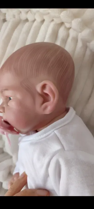 Bambola Reborn  con cappellino, ciuccio e biberon