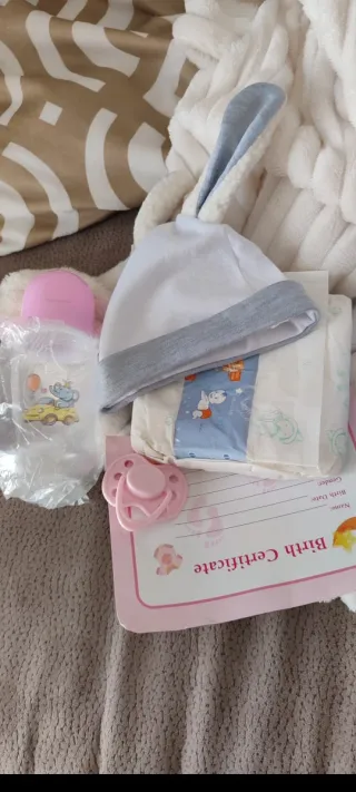 Bambola Reborn  con cappellino, ciuccio e biberon