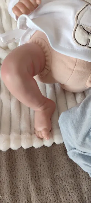 Bambola Reborn  con cappellino, ciuccio e biberon