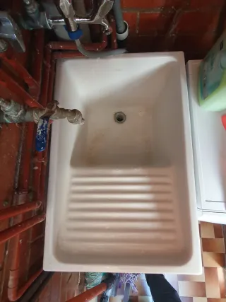 fregadero de ceramica en buen estado. 66x42cm