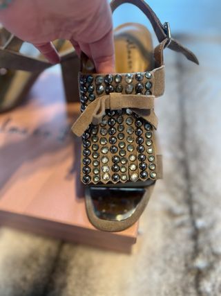 Sandalias Alma en Pena Beige y Plata