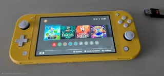 Nintendo Switch Lite Amarilla + extras