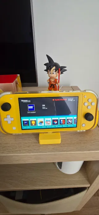 Nintendo Switch Lite Amarilla + extras