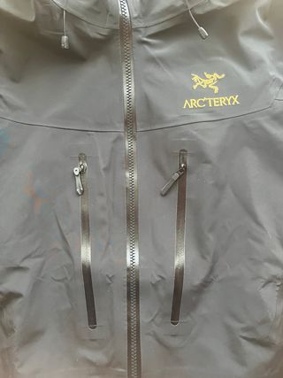 Chaqueta Arc'teryx Alpha SV Hombre Negra y dorada