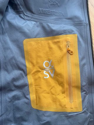 Chaqueta Arc'teryx Alpha SV Hombre Negra y dorada