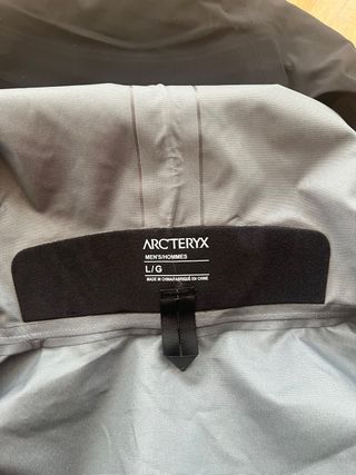 Chaqueta Arc'teryx Alpha SV Hombre Negra y dorada